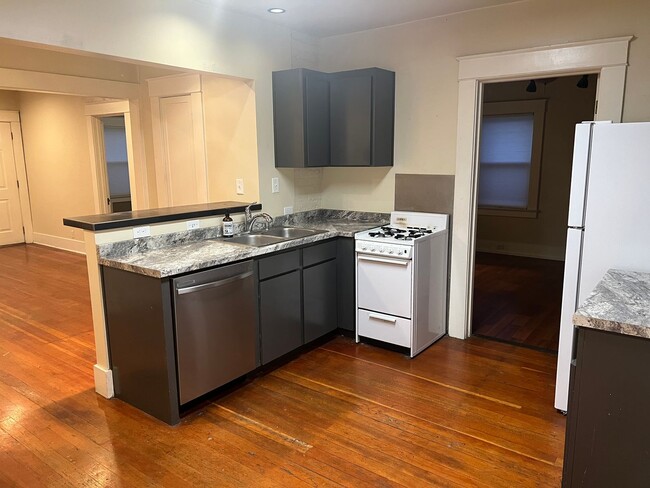 Foto del edificio - Available Immediately! Upgraded 2BR/1BA in...