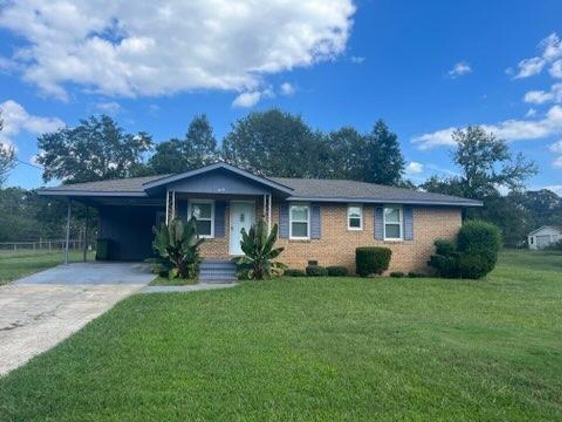 Foto principal - 3 Bedroom / 2 Bath Home In McDonough