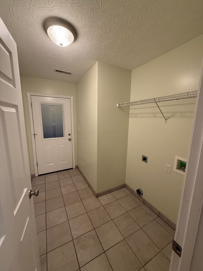 Building Photo - 3 Bed/2 Bath House with 2 Car Garage