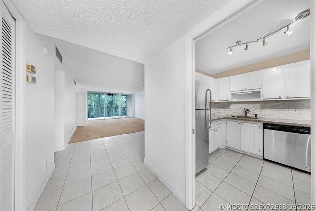 Building Photo - 3051 S Palm Aire Dr