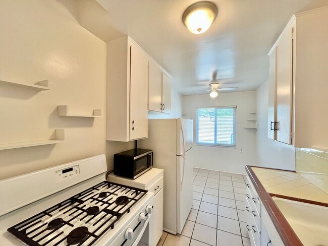 Foto del edificio - Upstairs 1 Bedroom Apt with 1-Car Garage N...