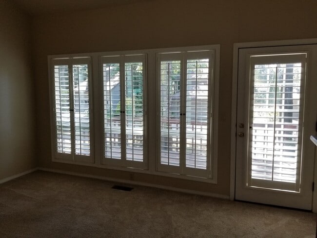 Foto del edificio - CUTE & CLASSY IN LAKE OSWEGO -MOVE IN READY!