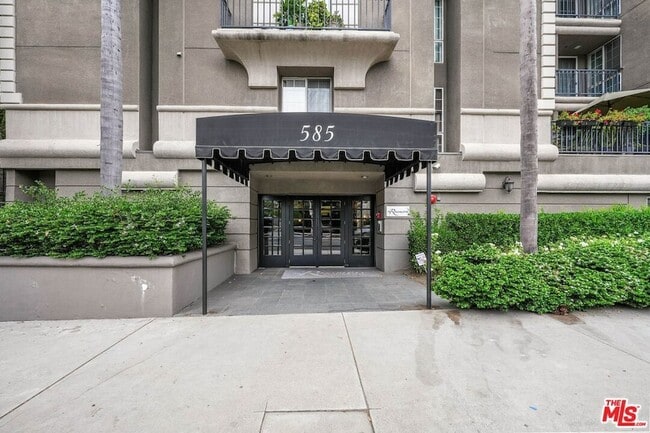 Foto del edificio - 585 N Rossmore Ave