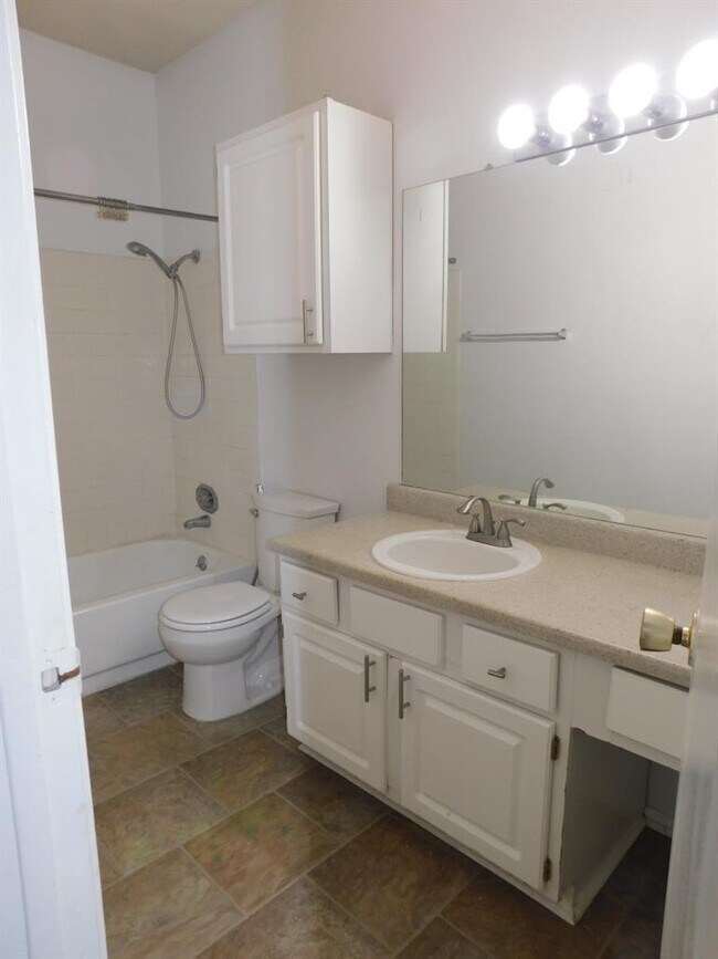 Foto del edificio - 12166 Metric Blvd