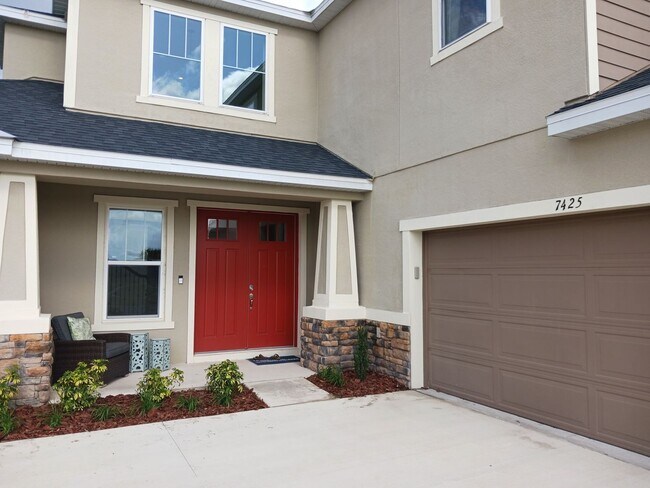 Foto del edificio - Here is your chance to live in Model Home!...