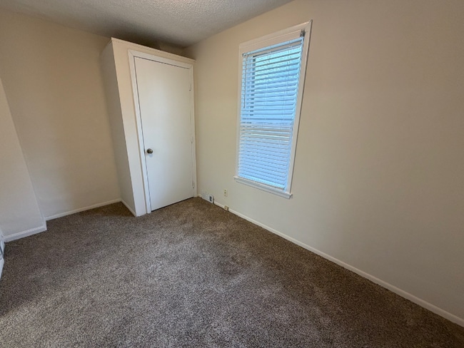 Building Photo - 347 4th Ave S