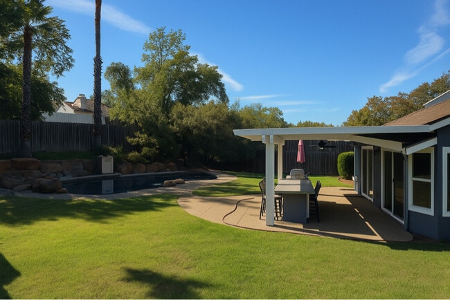 Building Photo - 1425 New England Dr