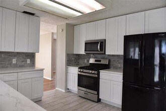 Building Photo - 12303 Glenmeadow Dr