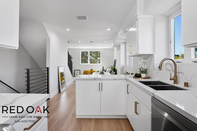 Building Photo - Modern Spacious And Bright Newly Developed...
