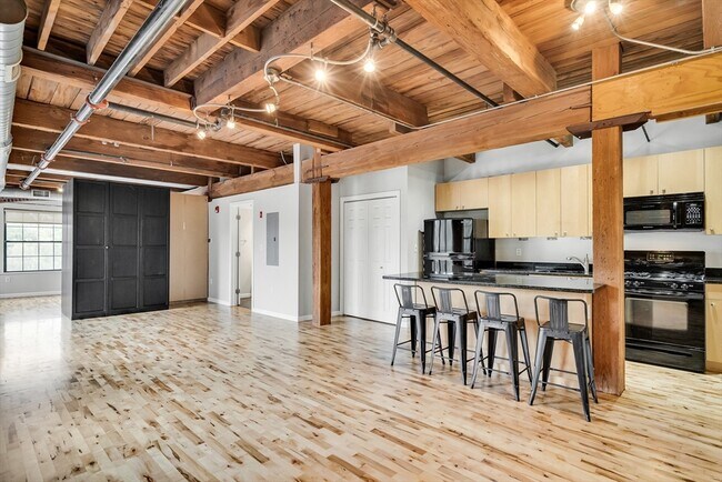 Building Photo - 210 Broadway