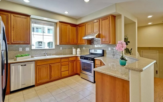 Building Photo - Beautiful 3 Bed 2 Bath Home Available Now!
