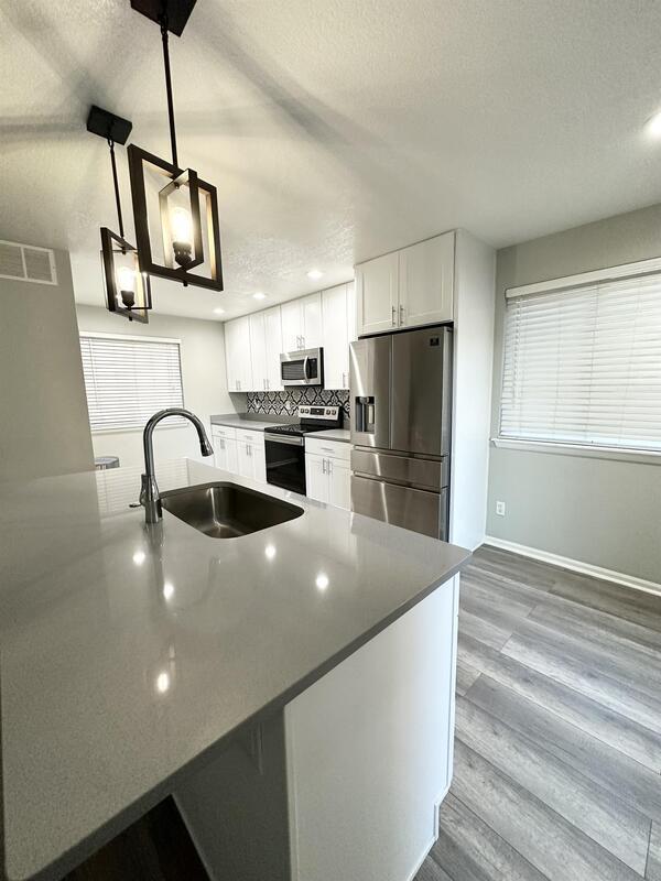 Foto del edificio - 560 W 114th Pl