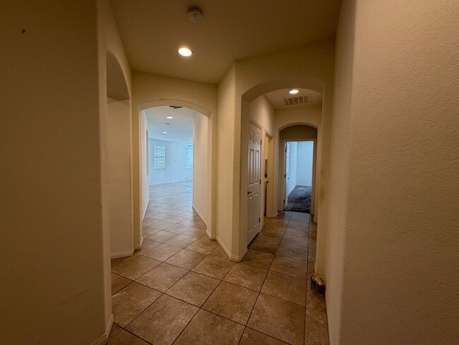 Building Photo - Single-Story 4-Bedroom Home with Open Living Space and 2-Car Garage