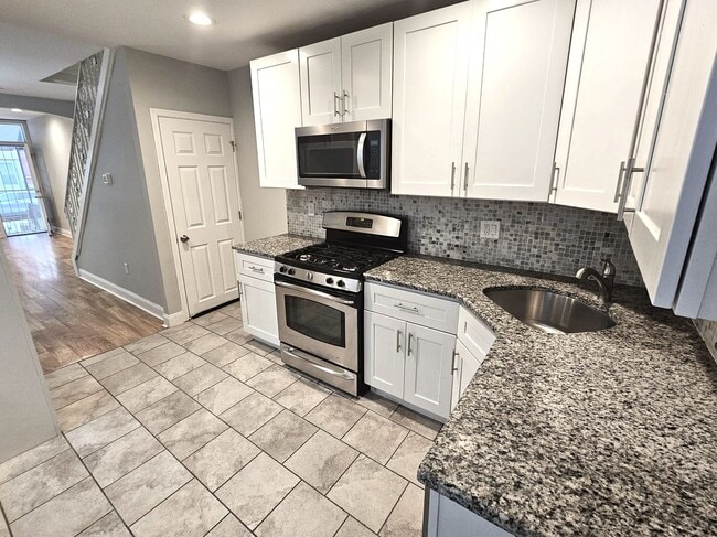Building Photo - 2 Bedroom recently renovated Belmont Neigh...