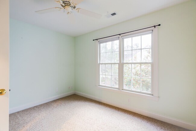 Foto del edificio - AVAILABLE NOW! $500 rent credit for April!...