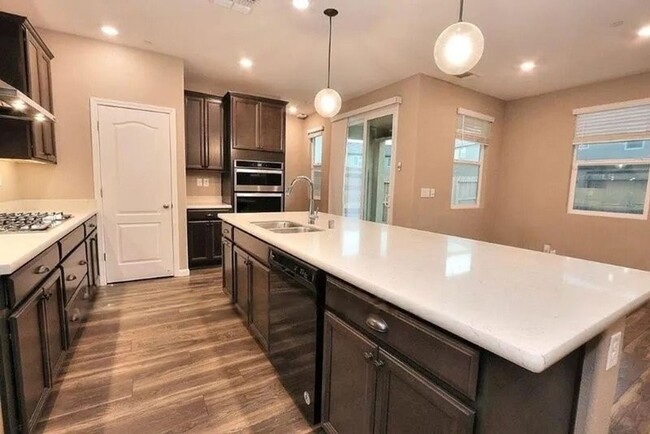 Foto del edificio - FIVE Bedroom home in Natomas with SOLAR