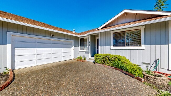 Foto del edificio - Well Maintain West Side Single Story 3 bedroom 2 bathroom home with 2 car garage