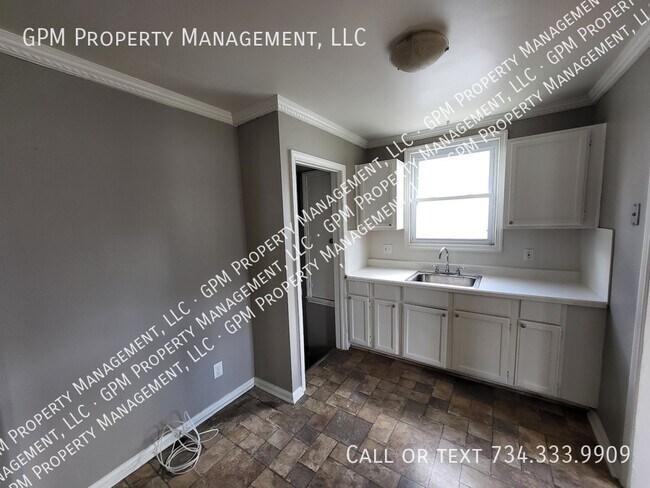Building Photo - Updated Bungalow in Allen Park!