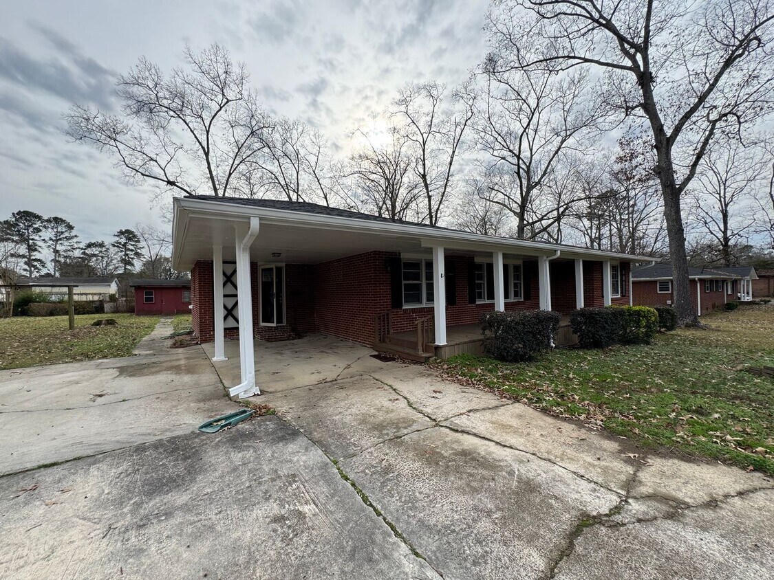 Foto principal - Cozy 3/2 Brick House with bonus room in West Rome- $1,595