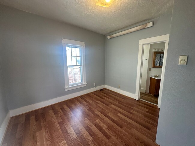 Foto del edificio - 1102 E 14th St