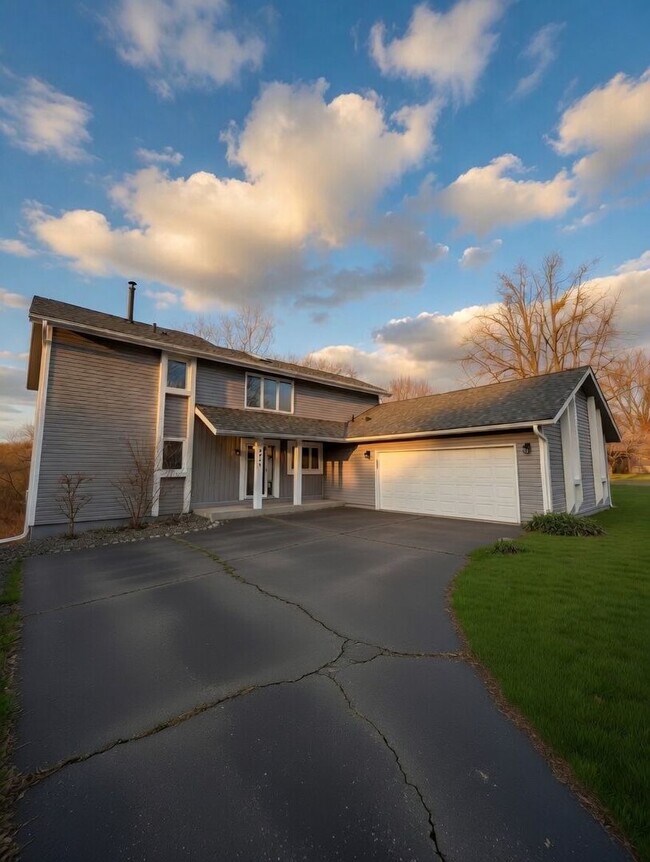 Building Photo - Entertainers dream in the heart of Eden Prairie! 3000+sf, updated, beautiful yard!!