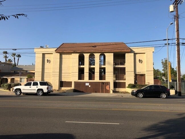 Building Photo - 12617 OXNARD || Unique TWO LEVEL APT avail...