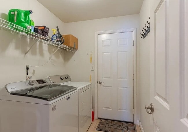 Foto del edificio - 9142 Hartwell Dr