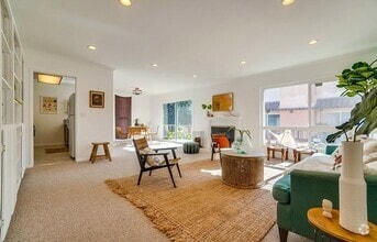 Building Photo - 1127 E Del Mar Blvd