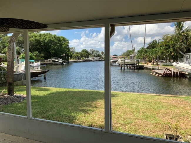 Foto del edificio - 4960 Shore Acres Blvd NE