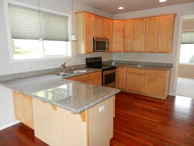 Foto del edificio - Large 4 Bed 2.5 Bath Home in Lakeshore!