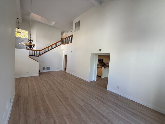 Foto del edificio - 3-Bedroom Home with Dual Fireplaces, Dual Balconies, and Community Pool in Valencia!