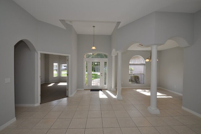 Building Photo - "Spacious 2086 Sq Ft Oasis 4 bedrooms , 2 ...