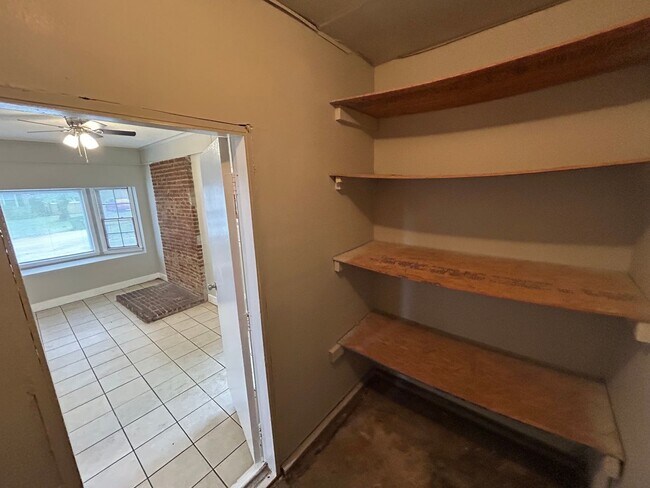 Foto del edificio - Charming 3BR Home with Bonus Den, Hardwood Floors & Fenced Backyard