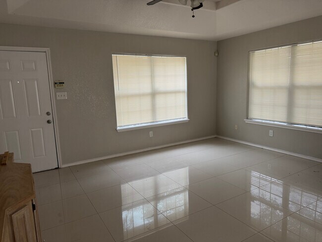 Sala de estar - 2201 Umbel St
