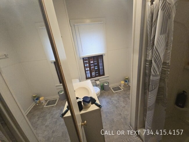 Building Photo - 906 Packard St