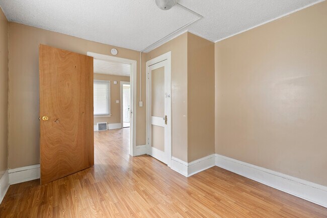 Building Photo - 1006 Logan Ave N