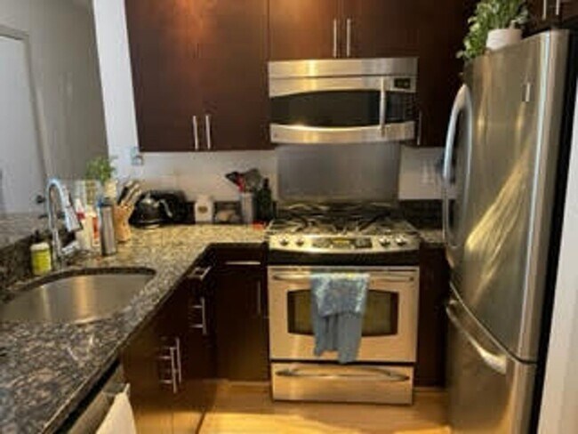 Building Photo - Great location, two beds, two baths, Metro!