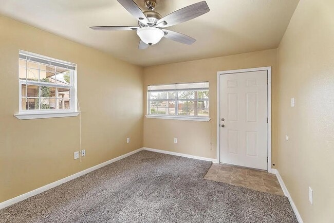 Building Photo - 824 Del Rio Dr