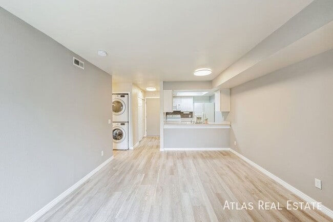 Building Photo - 467 S Memphis Way