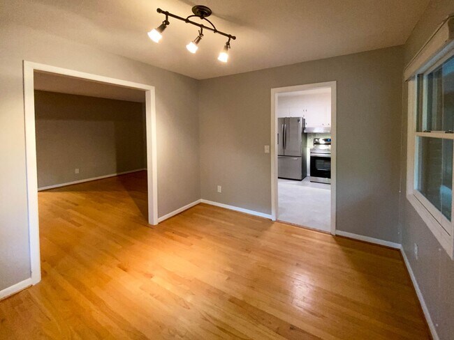Building Photo - 3 bed, 2 bath in Chapel Hill with carport ...