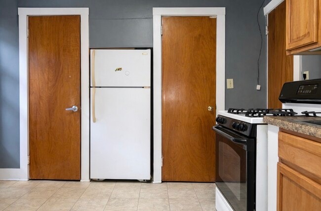 Building Photo - 272 Main St