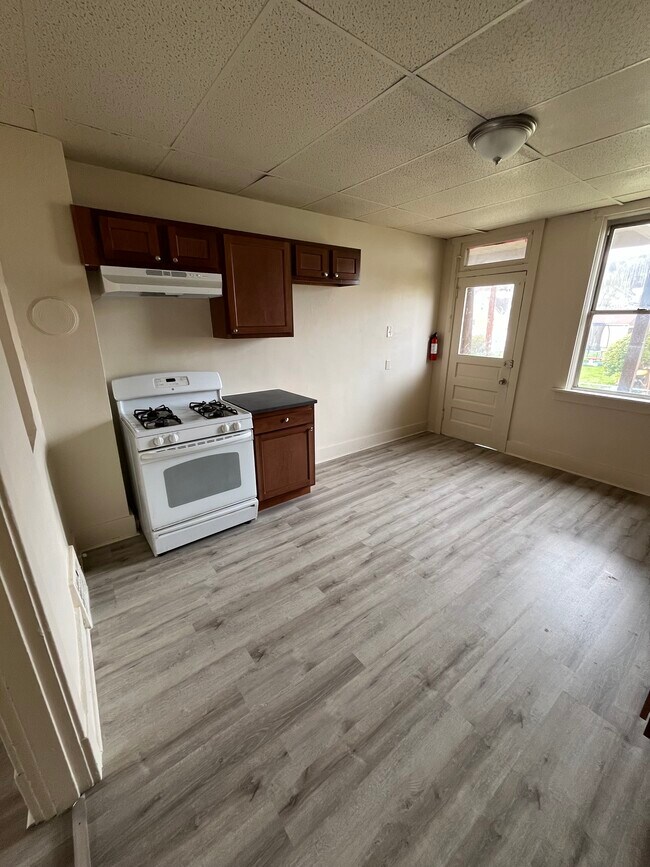 135 Jane St, Mc Kees Rocks, PA 15136 Townhome Rentals in Mc Kees