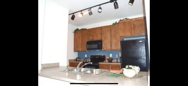 Kitchen cabinets - 3852 S Dallas St
