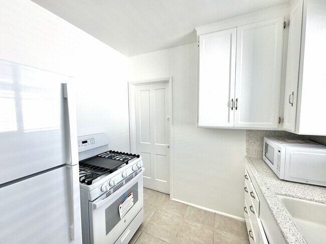Foto del edificio - Light, bright, & SPACIOUS - 1 Bed/1 Bath T...