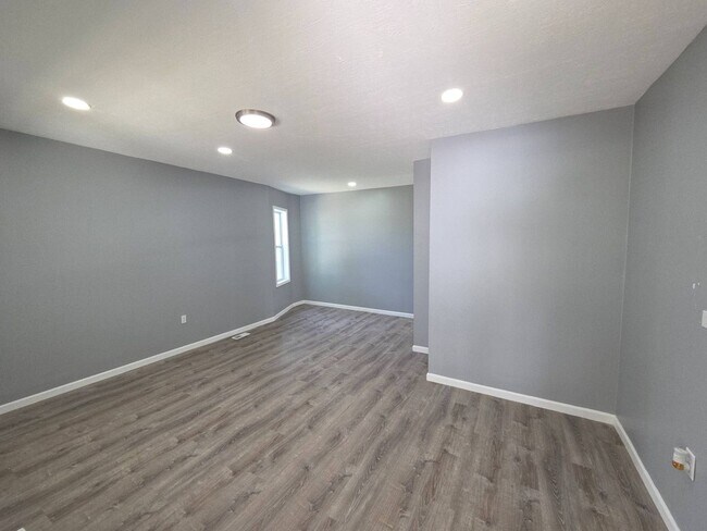 Building Photo - 3237 Seymour Ave
