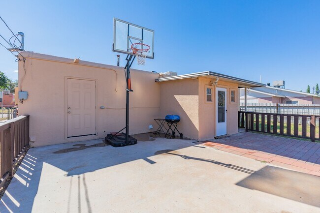 Foto del edificio - Super cute updated home!