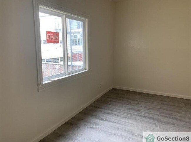 Building Photo - 3 bedroom in San Francisco CA 94124
