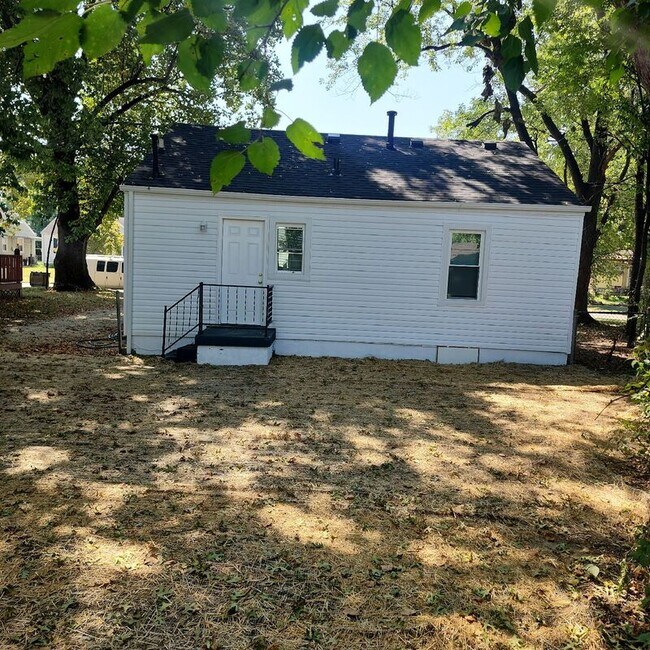 Building Photo - 1641 Longfield Ave