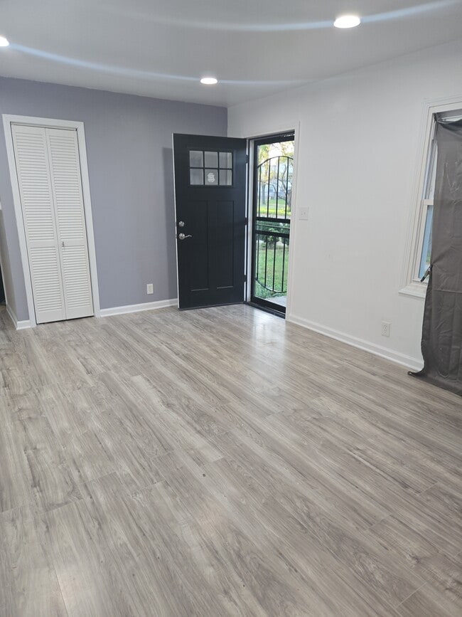 Building Photo - 2417 W Roosevelt Dr