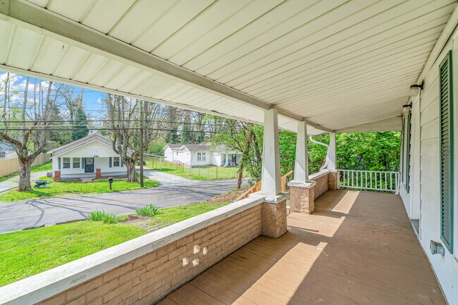 Foto del edificio - 2325 Cedar Ln